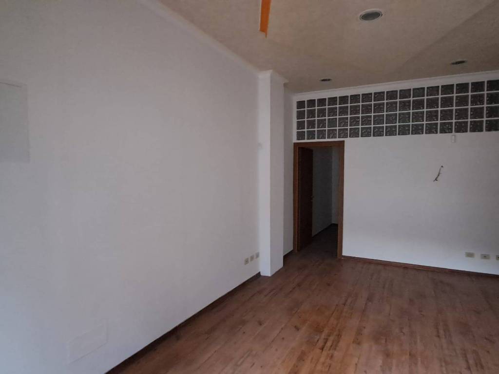 negozio in affitto a Roma in zona Appio Pignatelli