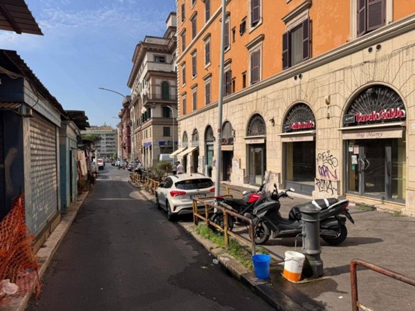 negozio in affitto a Roma in zona Tuscolano