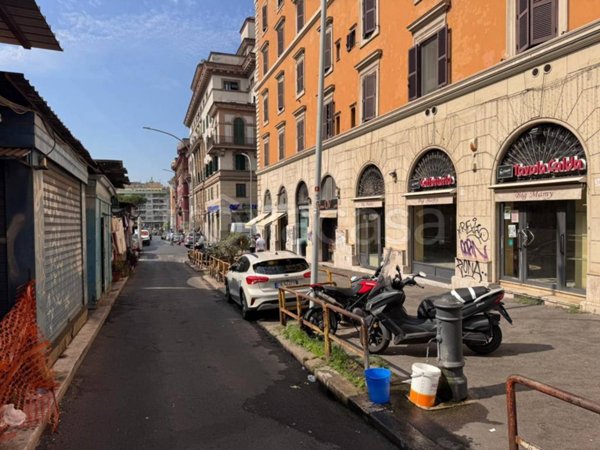 negozio in affitto a Roma in zona Tuscolano