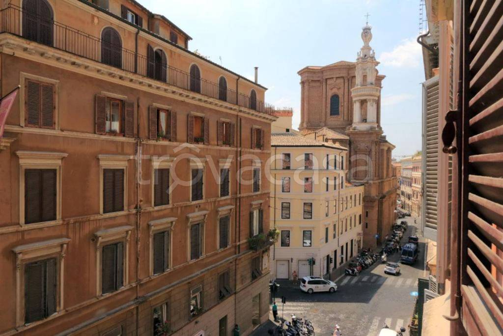 appartamento in affitto a Roma in zona Trevi-Colonna