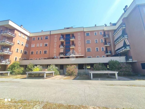 negozio in affitto a Roma in zona Osteria del Curato