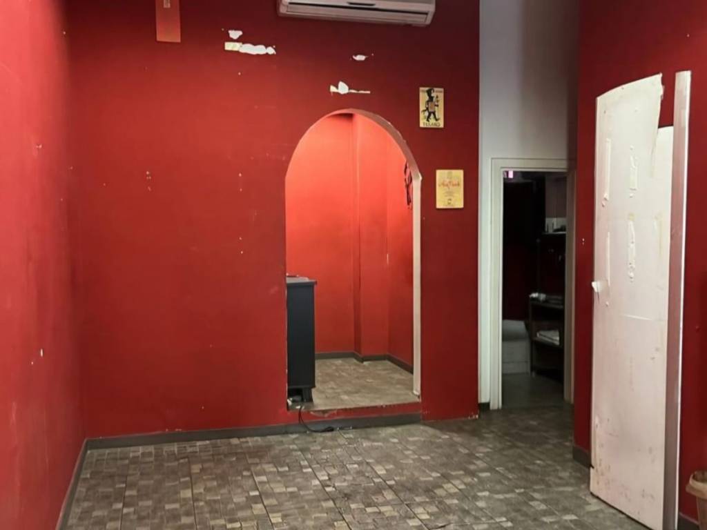 negozio in affitto a Roma in zona Appio Latino
