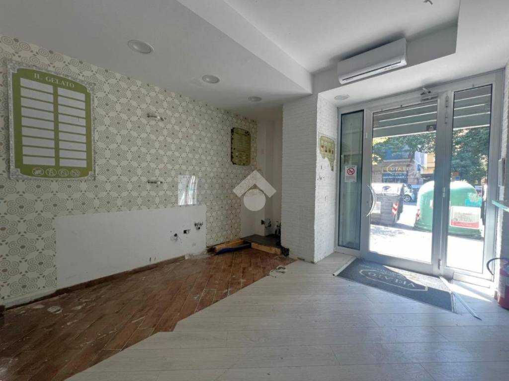 negozio in affitto a Roma in zona Appio Latino