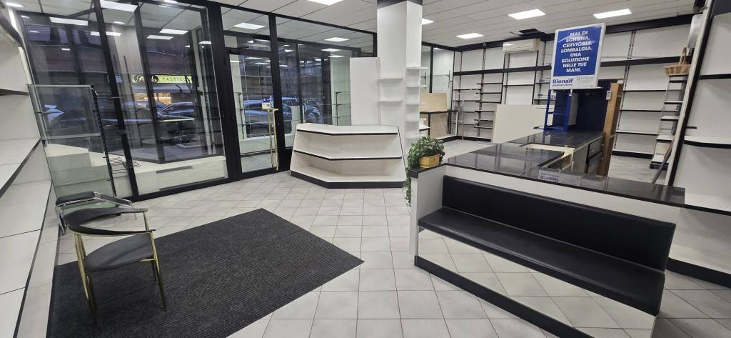 negozio in affitto a Roma in zona Ostia