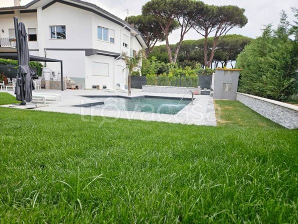 casa indipendente in affitto a Roma in zona Casal Palocco