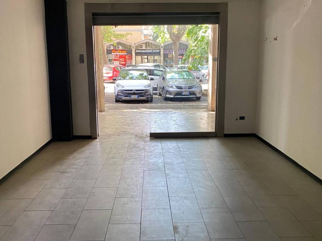 negozio in affitto a Roma in zona EUR