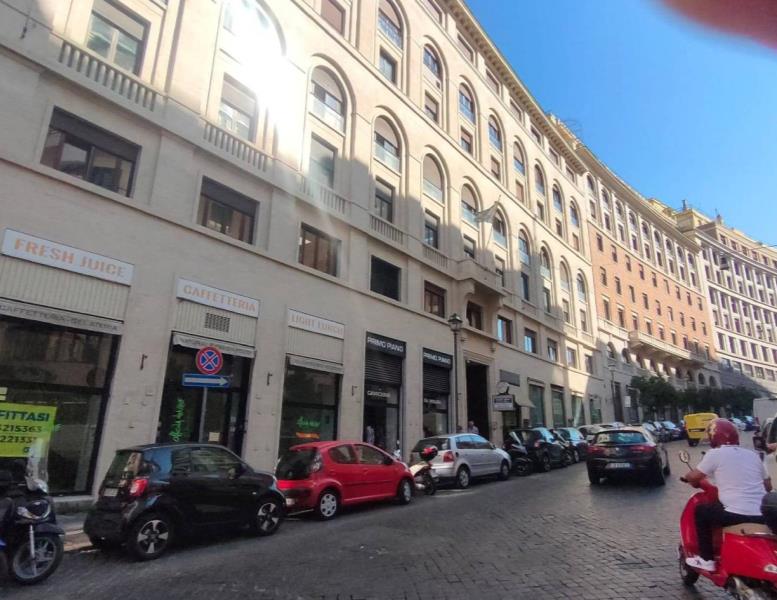 quadrivano in affitto a Roma in zona Trevi-Colonna