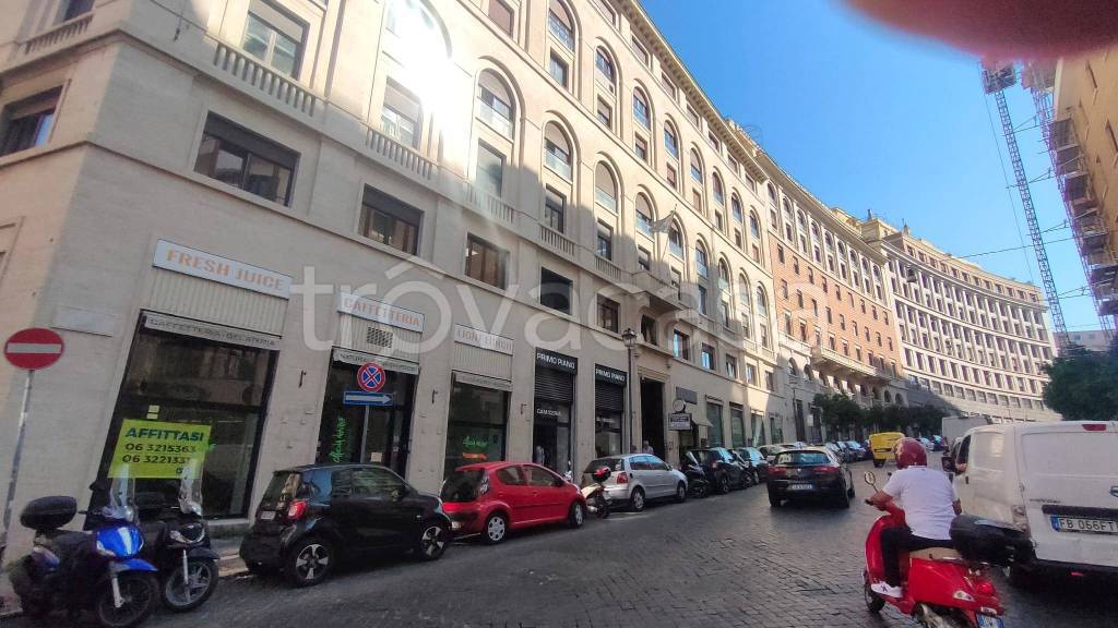 negozio in affitto a Roma in zona Trevi-Colonna