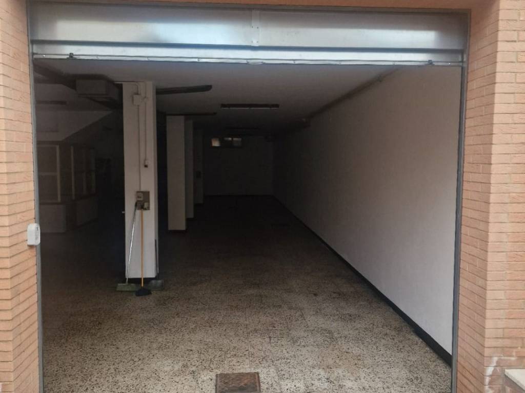 locale commerciale in affitto a Roma in zona Torre Angela