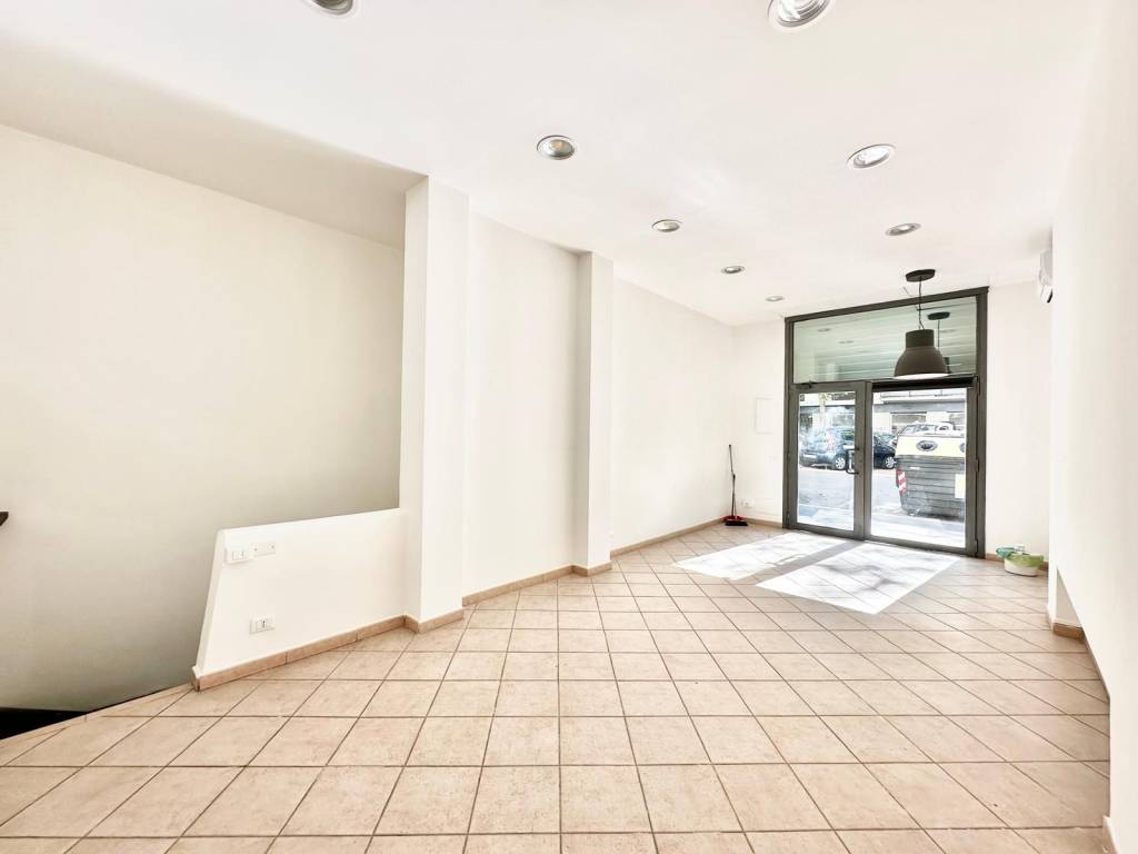 negozio in affitto a Roma in zona Appio Claudio