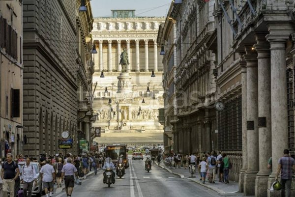 negozio in affitto a Roma in zona Trevi-Colonna