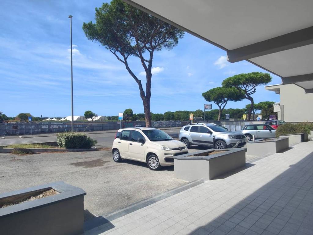 negozio in affitto a Roma in zona Infernetto
