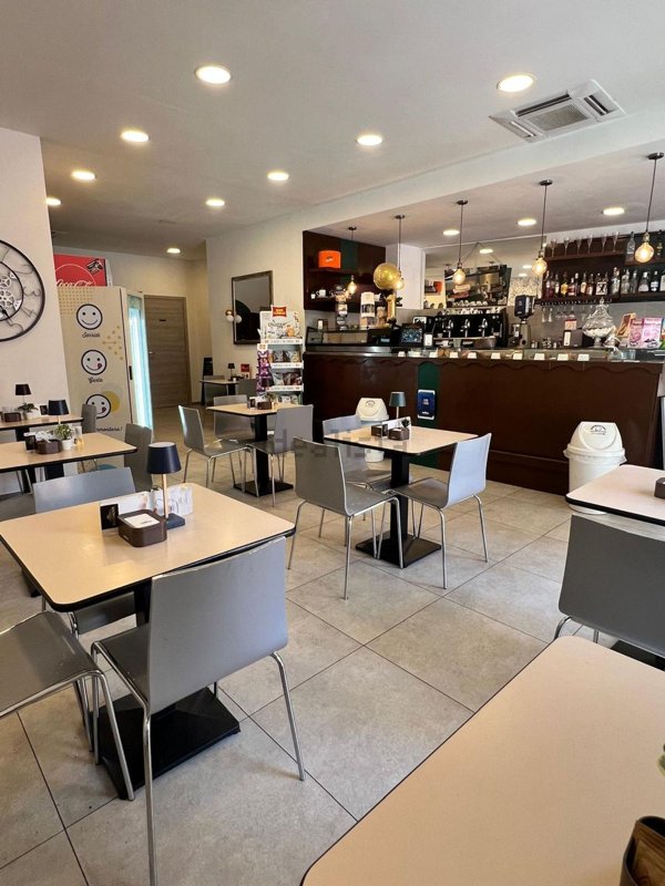 negozio in affitto a Roma in zona Tuscolano