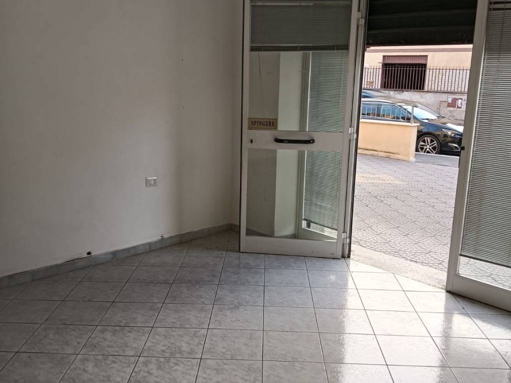 negozio in affitto a Roma in zona La Pisana