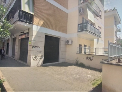 negozio in affitto a Roma in zona Torre Maura
