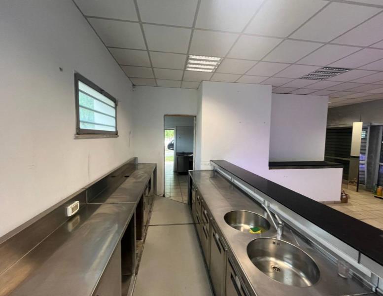 negozio in affitto a Roma in zona Torre Angela