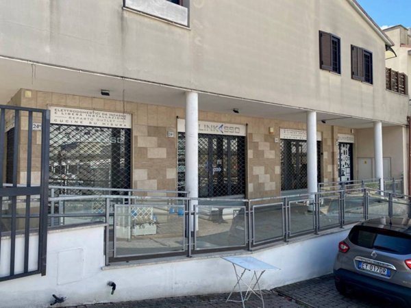 negozio in affitto a Roma in zona Torre Maura