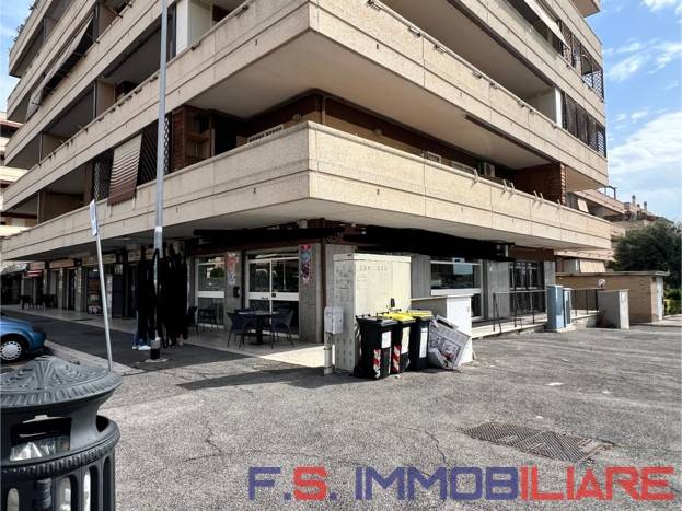 negozio in affitto a Roma in zona Ponte di Nona