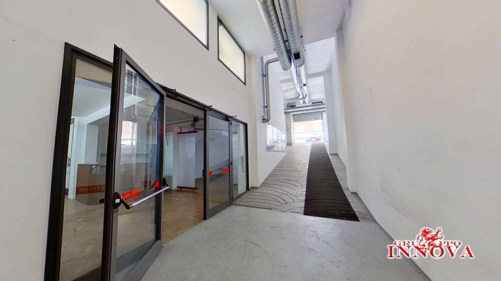 negozio in affitto a Roma in zona Tuscolano