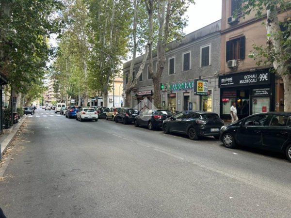 negozio in affitto a Roma in zona Tuscolano