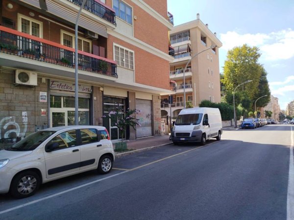 negozio in affitto a Roma in zona Tuscolano