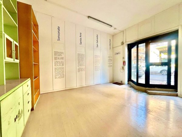 negozio in affitto a Roma in zona Appio Latino