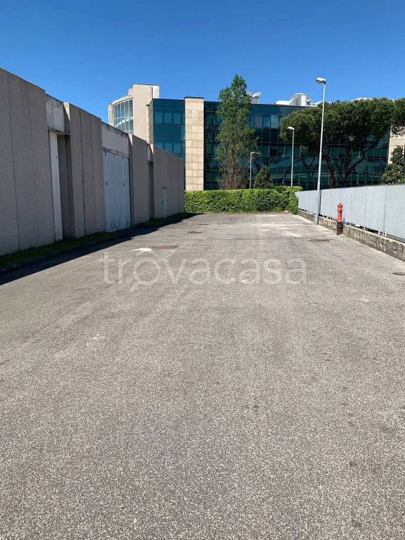 locale commerciale in affitto a Roma in zona Cinecittà