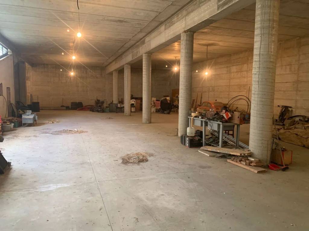 negozio in affitto a Roma in zona Torre Angela