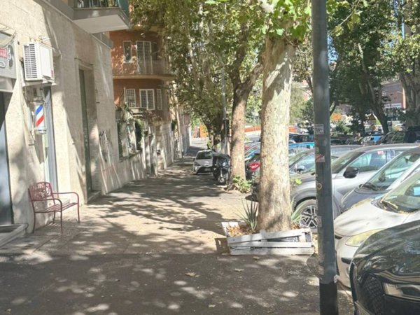 negozio in affitto a Roma in zona Appio Latino