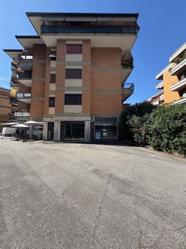 negozio in affitto a Roma in zona Appio Latino