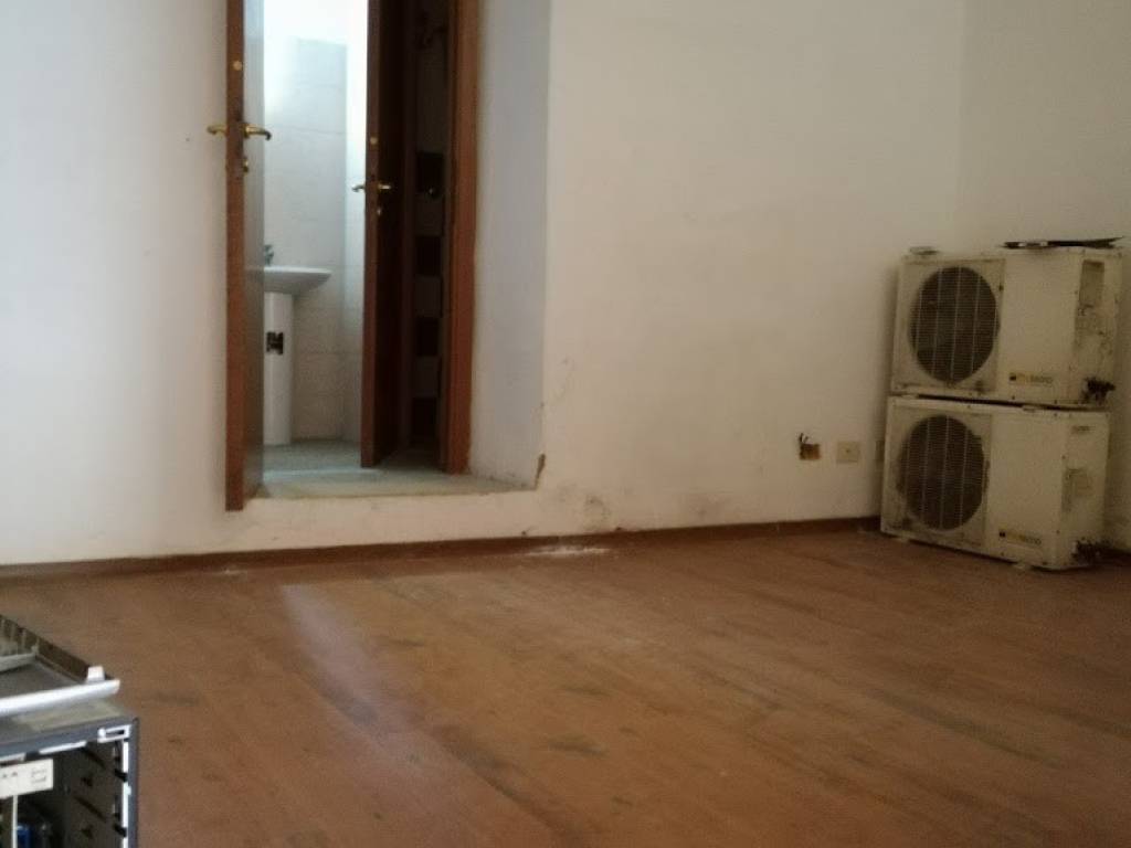 negozio in affitto a Roma in zona Ardeatino