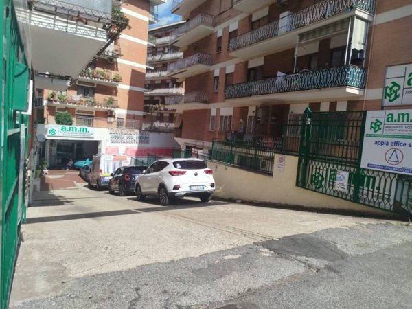 locale commerciale in affitto a Roma in zona Tuscolano