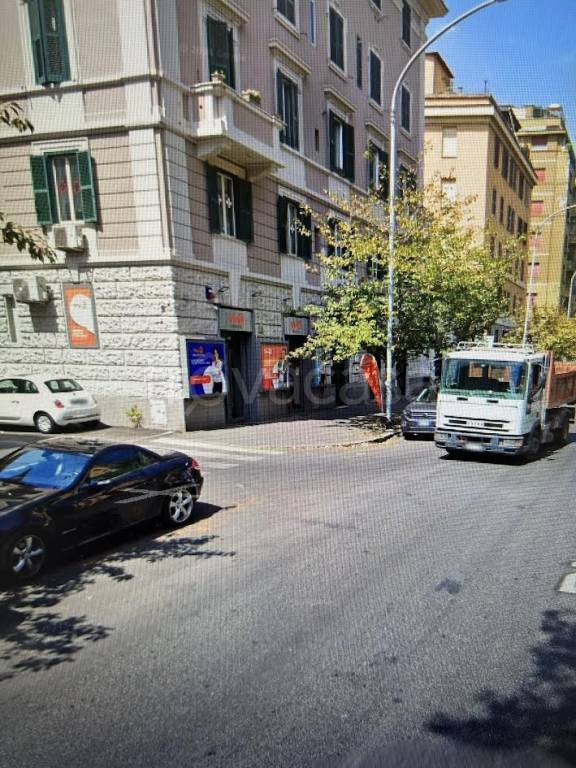 negozio in affitto a Roma in zona Appio Latino