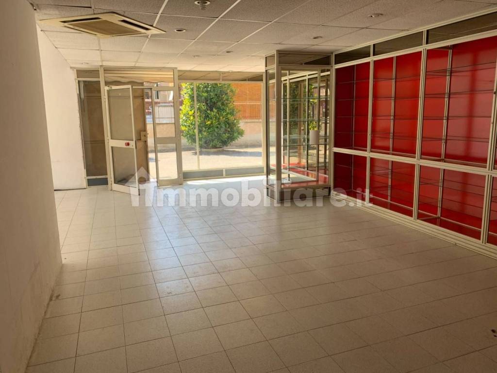 locale commerciale in affitto a Roma in zona Romanina