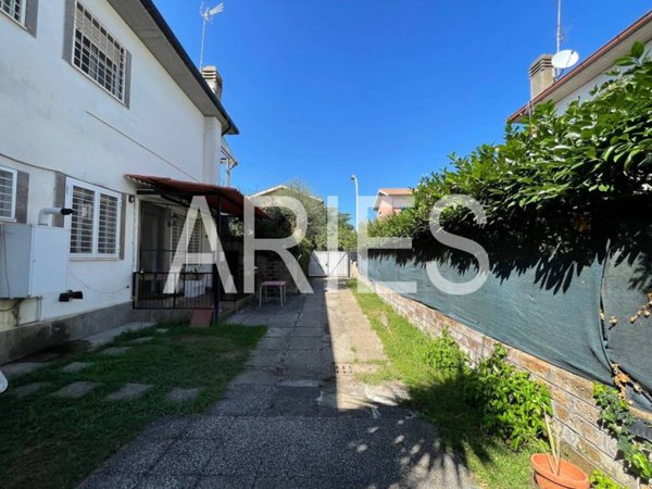 casa indipendente in affitto a Roma in zona Casal Palocco
