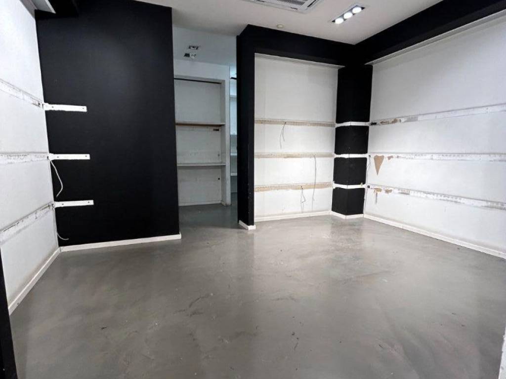 negozio in affitto a Roma in zona Appio Latino