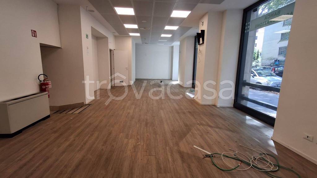 negozio in affitto a Roma in zona Appio Latino