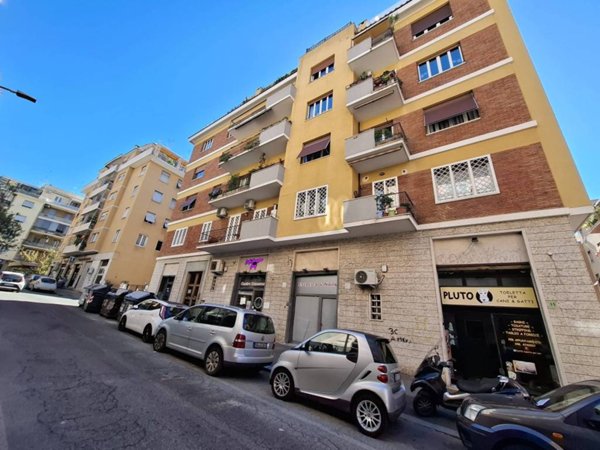 negozio in affitto a Roma in zona Appio Latino