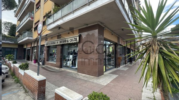 locale commerciale in affitto a Roma in zona Tomba di Nerone