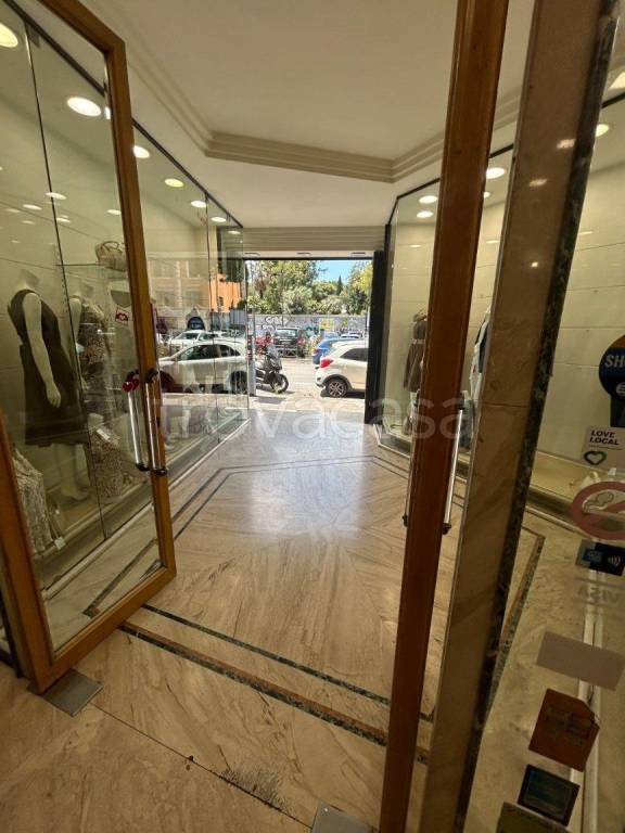 negozio in affitto a Roma in zona Appio Latino