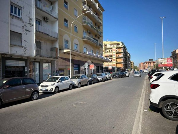 negozio in affitto a Roma in zona Cinecittà