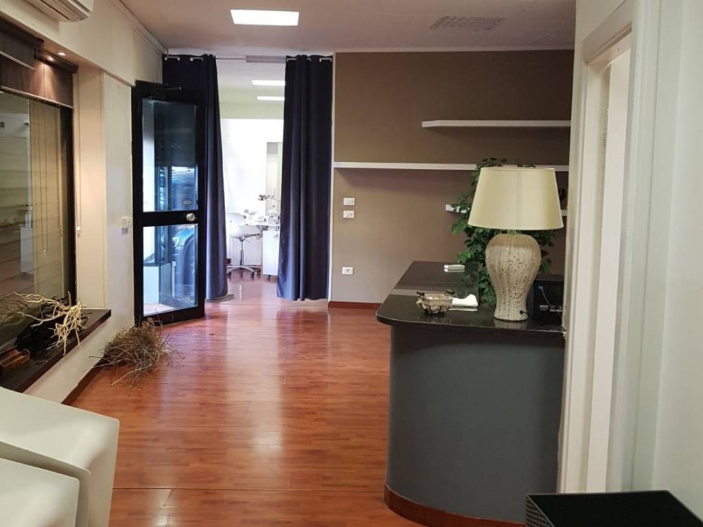 negozio in affitto a Roma in zona Tuscolano