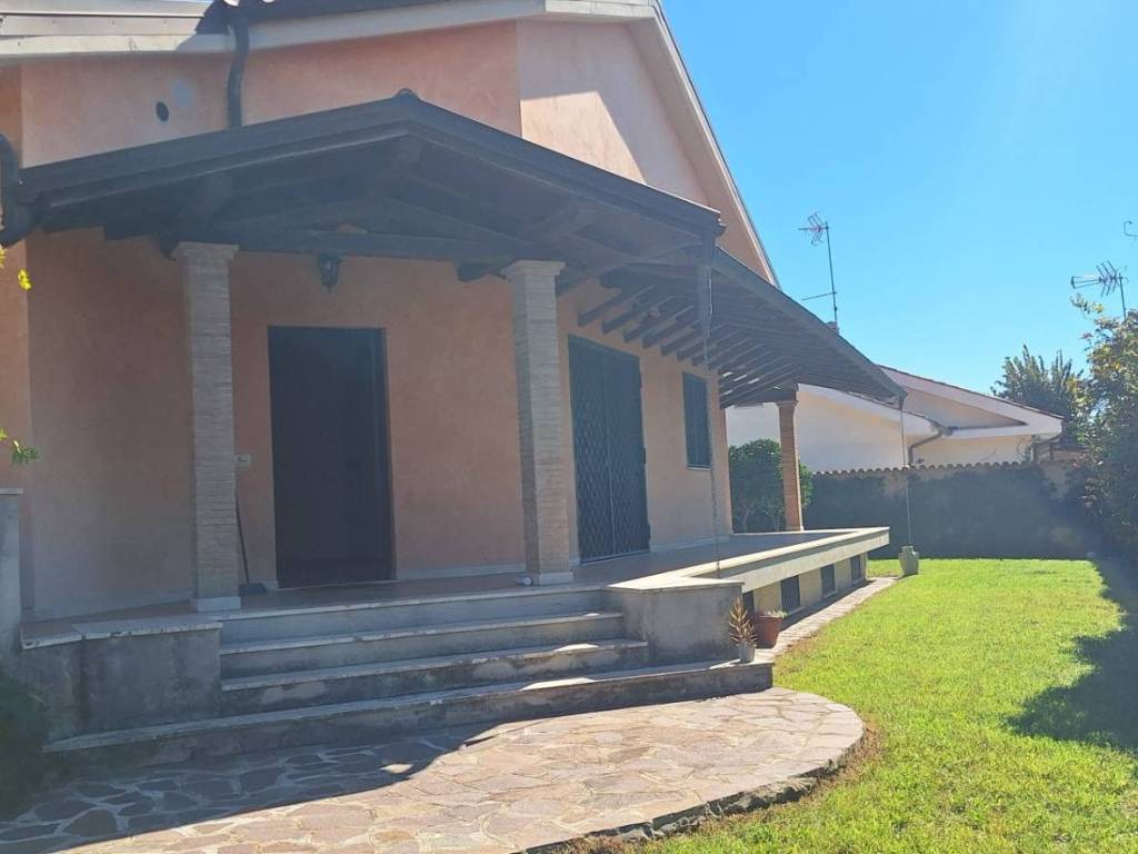 casa indipendente in affitto a Roma in zona Infernetto