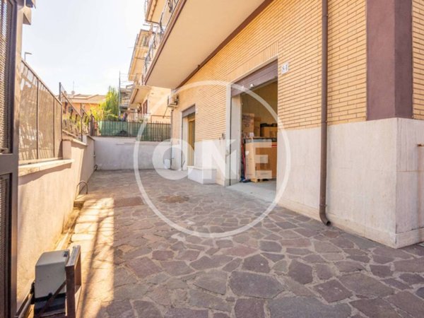 locale commerciale in affitto a Roma in zona Ponte di Nona