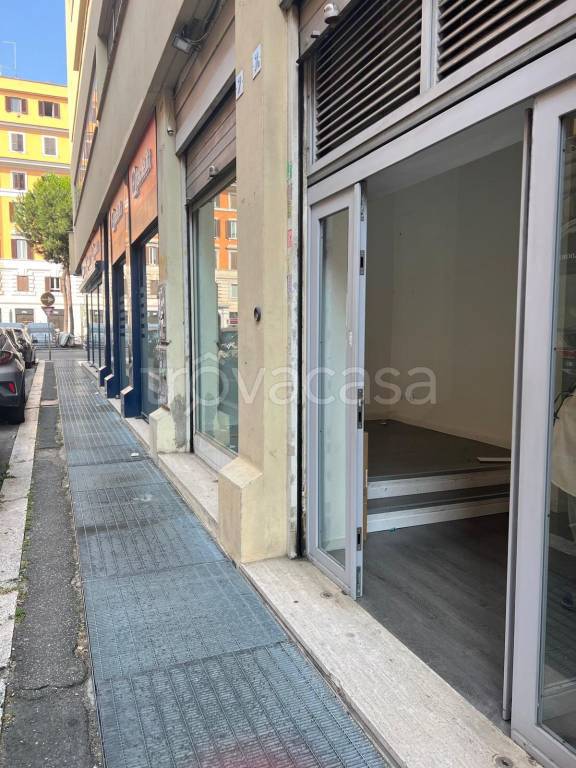negozio in affitto a Roma in zona Tuscolano