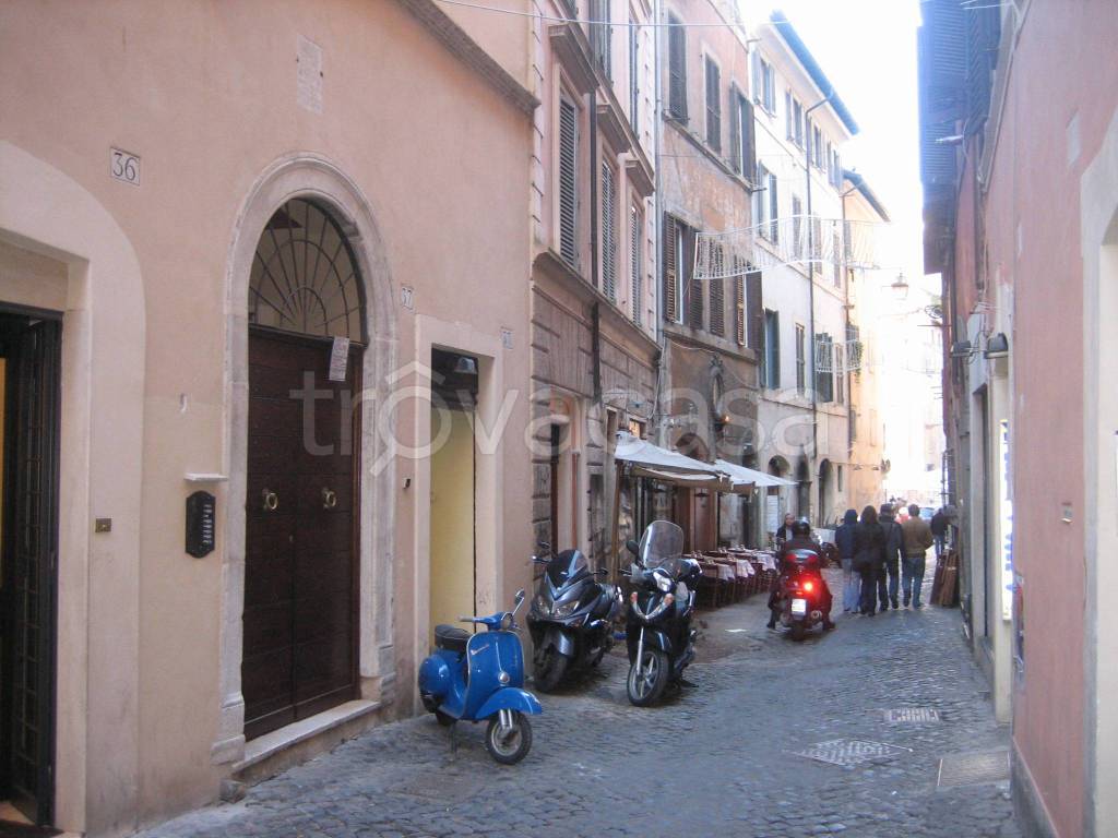 locale commerciale in affitto a Roma in zona Rione Regola