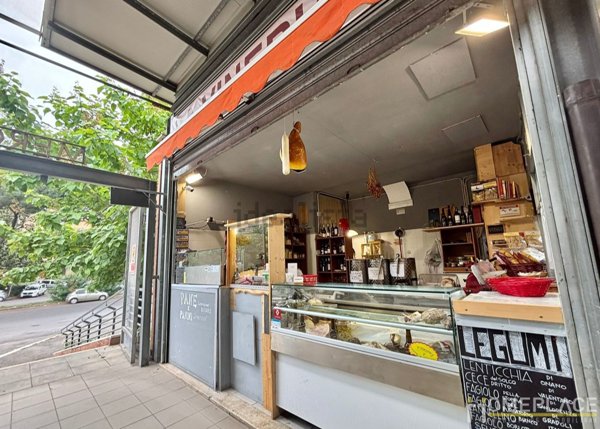 negozio in affitto a Roma in zona Torre Spaccata