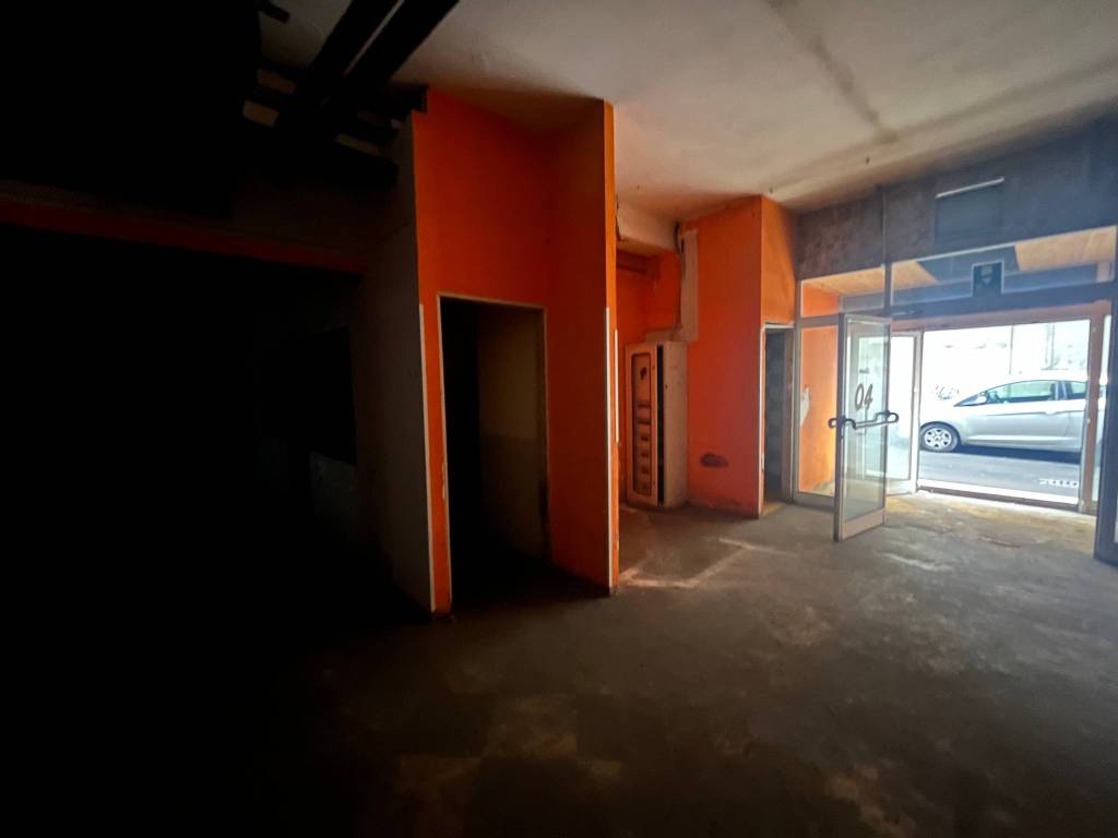 negozio in affitto a Roma in zona Appio Claudio