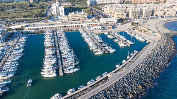 locale commerciale in affitto a Roma in zona Ostia