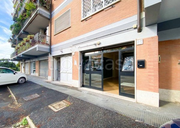 negozio in affitto a Roma in zona Torrevecchia